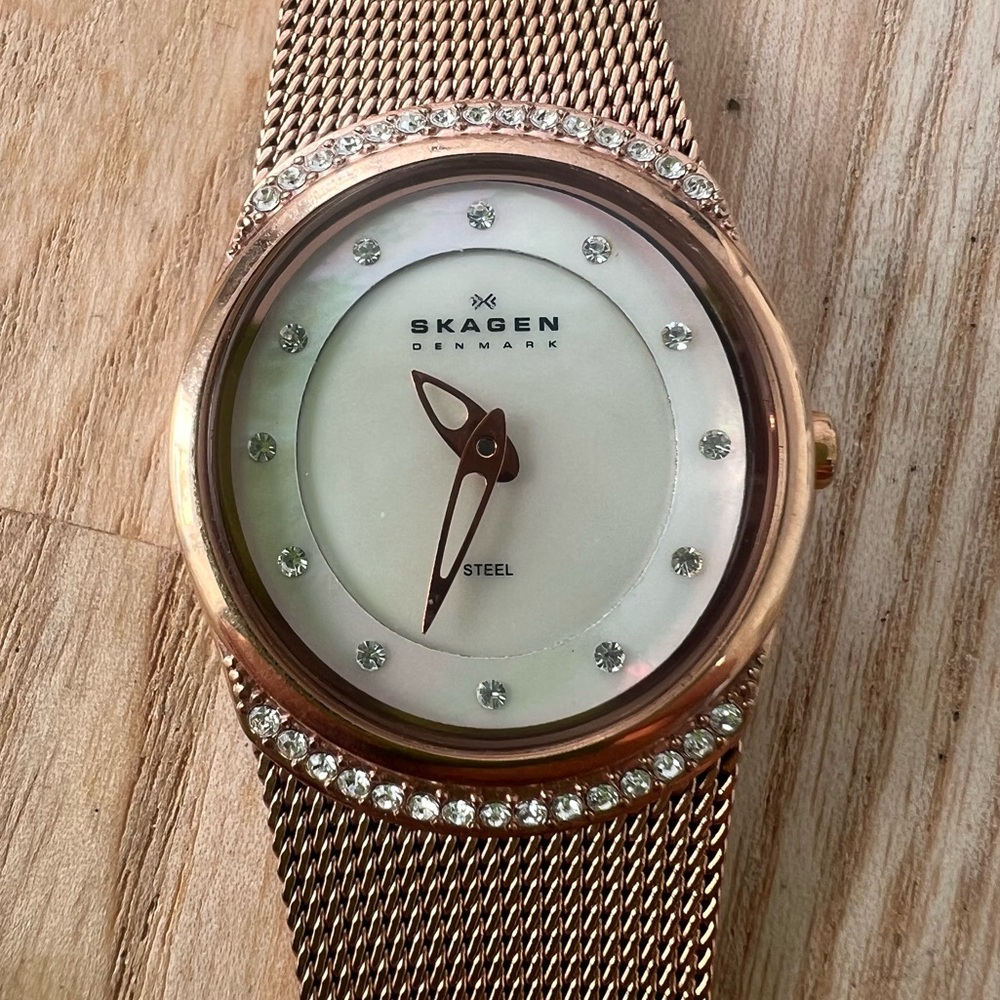 Skagen Denmark ladies rose gold tone dress watch NEW BATTERY